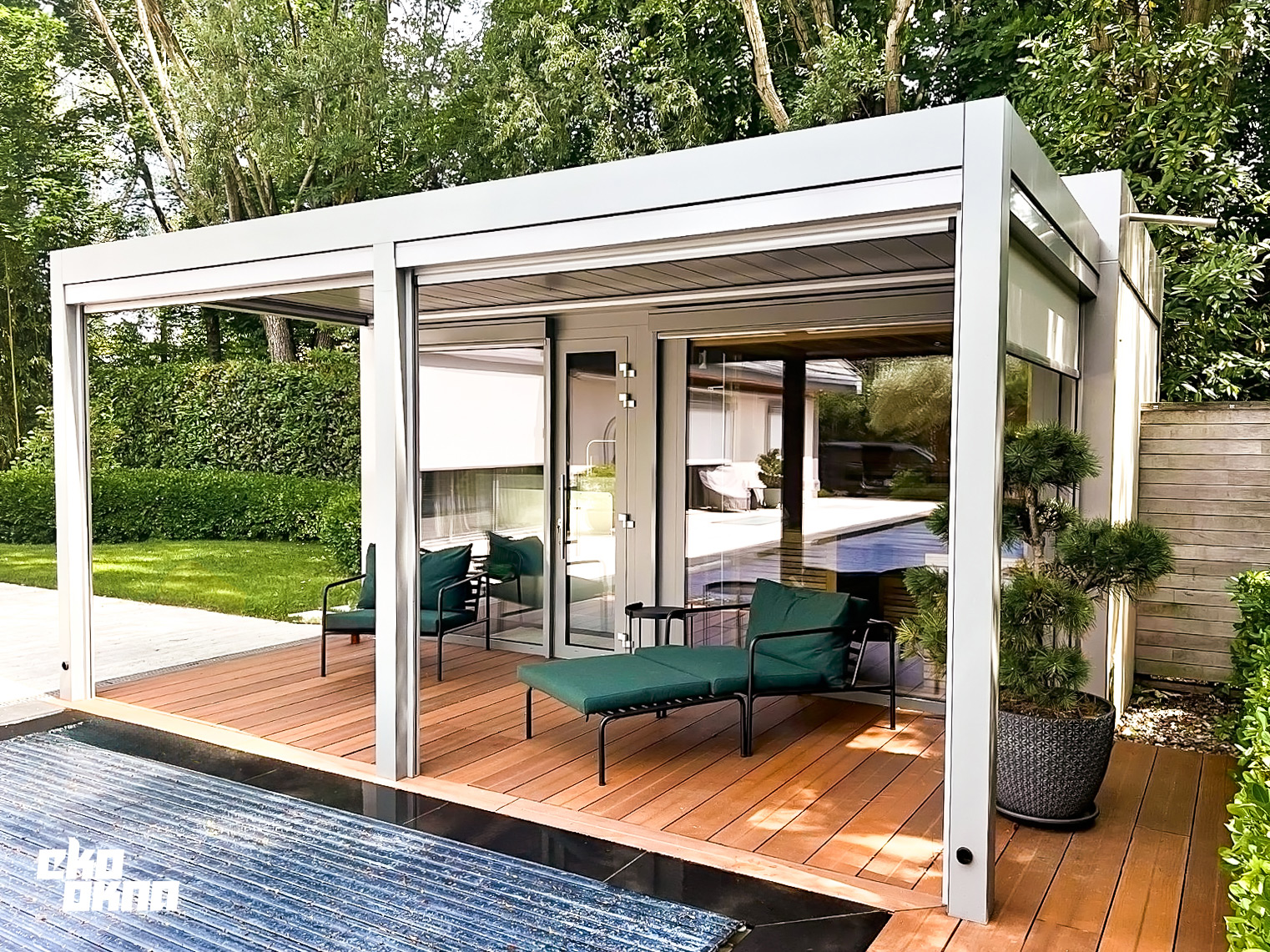 Pergola Nuun Eco z bocznymi osłonami screen